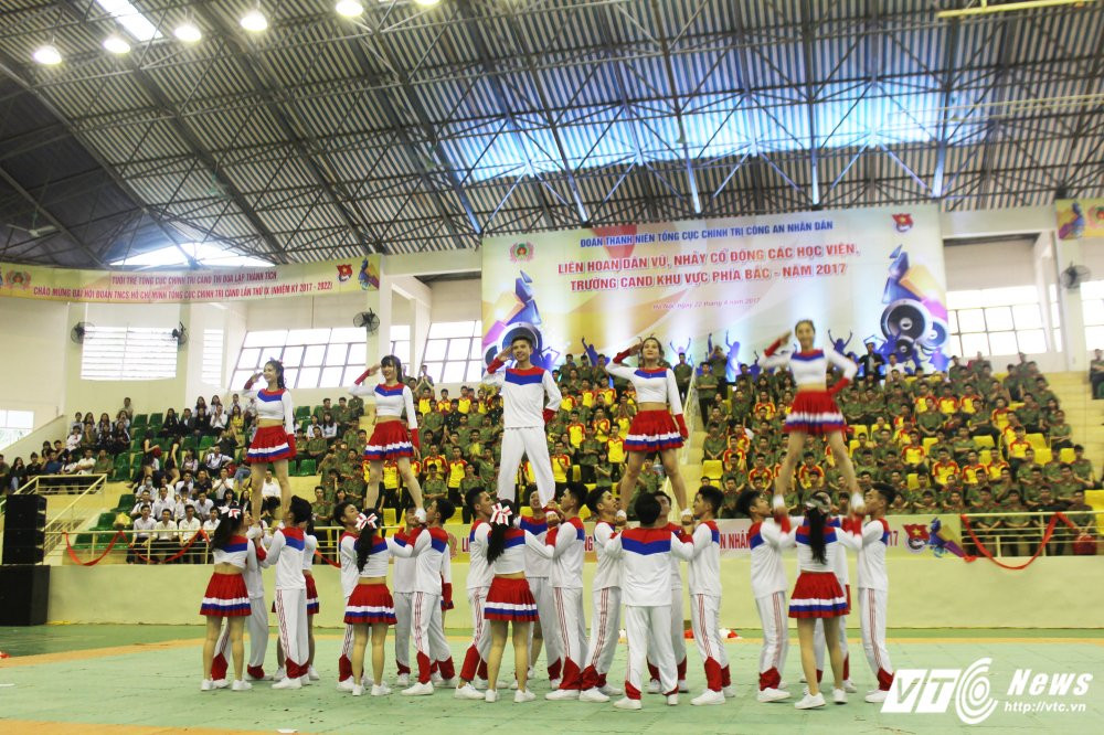 Hinh anh Man ‘trong cay chuoi’ ngoan muc cua nu sinh Hoc vien An ninh 4