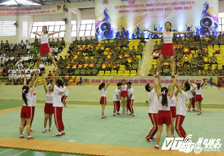 Hinh anh Video: Nu sinh Hoc vien Canh sat ‘chay’ het minh voi dieu nhay dan vu