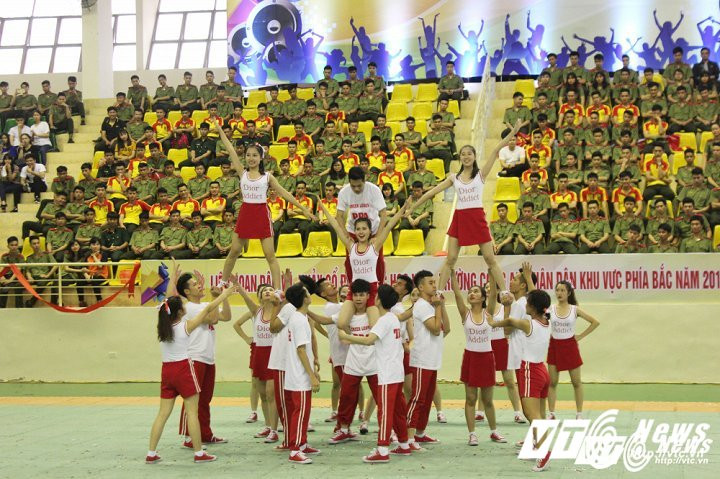 Hinh anh Video: Nu sinh Hoc vien Canh sat ‘chay’ het minh voi dieu nhay dan vu