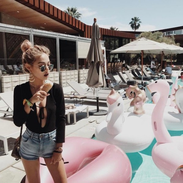 Hot girl Lily Maymac hao hung khoe anh an banh my Viet Nam hinh anh 5