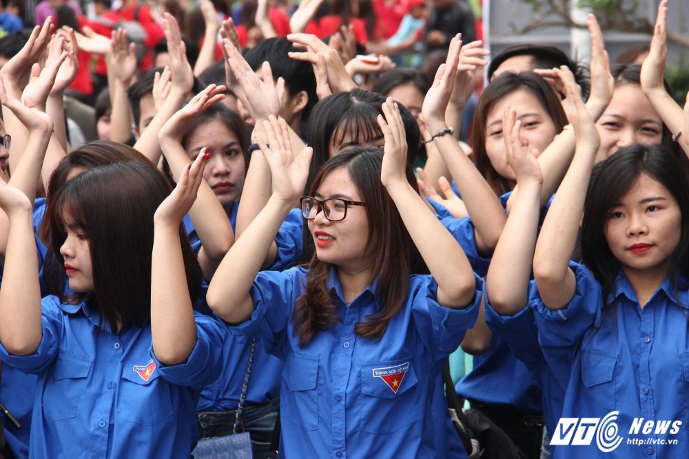 Hinh anh Sinh vien thu do mac ao co do sao vang hao hung di bo huong ung ngay so huu tri tue the gioi