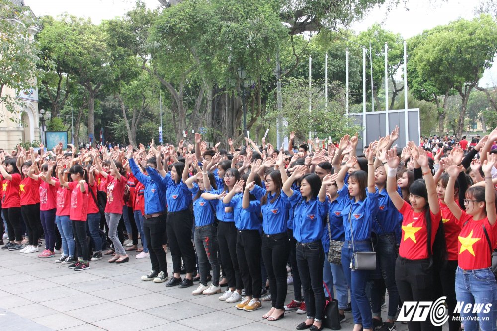 Hinh anh Sinh vien thu do mac ao co do sao vang hao hung di bo huong ung ngay so huu tri tue the gioi 3