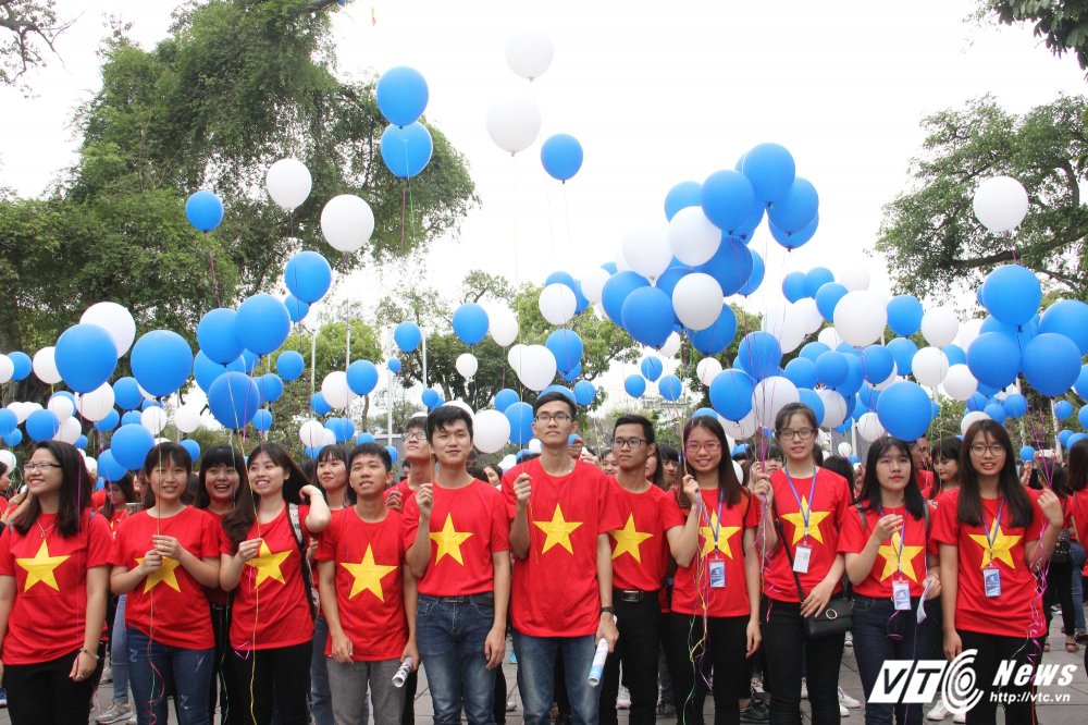 Hinh anh Sinh vien thu do mac ao co do sao vang hao hung di bo huong ung ngay so huu tri tue the gioi 4