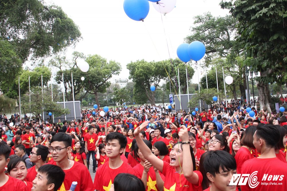 Hinh anh Sinh vien thu do mac ao co do sao vang hao hung di bo huong ung ngay so huu tri tue the gioi 6