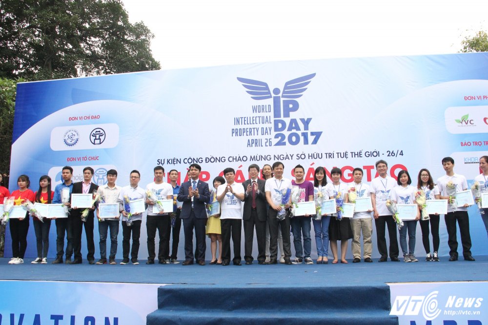Hinh anh Sinh vien thu do mac ao co do sao vang hao hung di bo huong ung ngay so huu tri tue the gioi 7