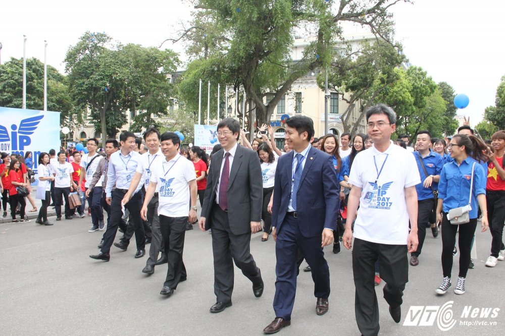 Hinh anh Sinh vien thu do mac ao co do sao vang hao hung di bo huong ung ngay so huu tri tue the gioi 8