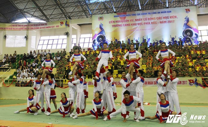 Hinh anh Video: Hoa khoi An ninh xep hinh dep mat trong man nhay co dong 5