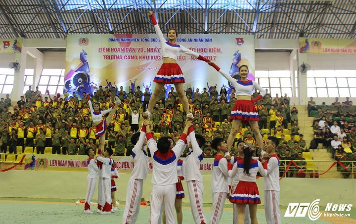 Hinh anh Video: Hoa khoi An ninh xep hinh dep mat trong man nhay co dong 7