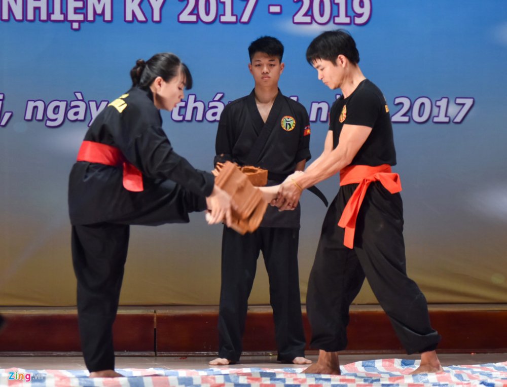 Hinh anh Gap nu sinh dap vo ngoi gianh Hoa khoi Cao dang Canh sat nhan dan I