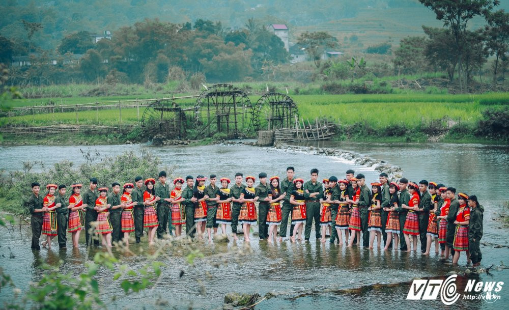 Hinh anh Anh ky yeu dam chat linh cuc chat cua hoc sinh Thanh Hoa 12