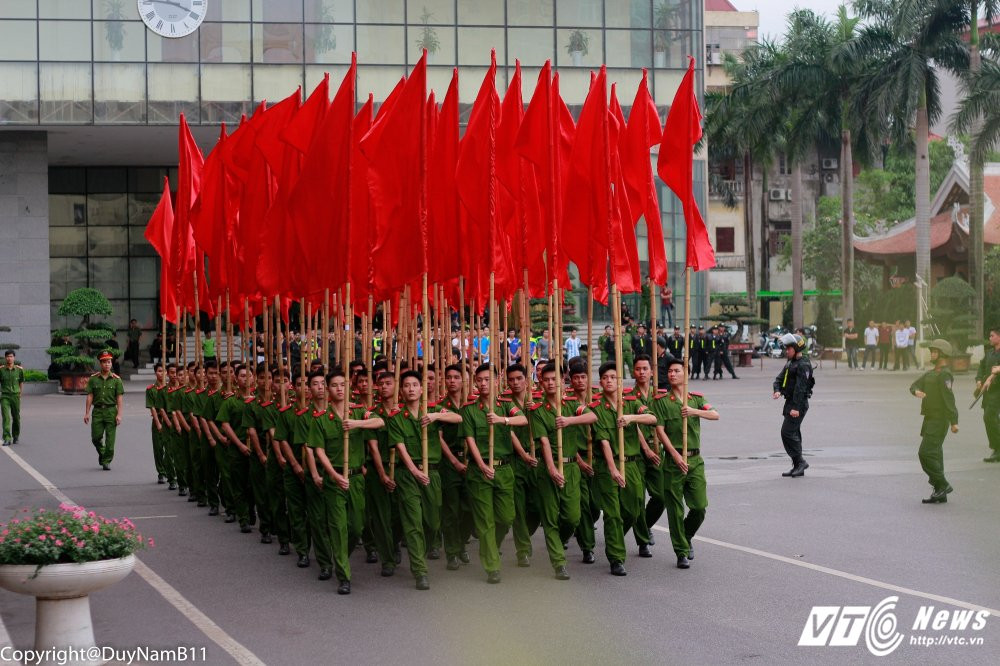 Hinh anh Man treo tuong giai cuu con tim ngoan muc cua sinh vien canh sat