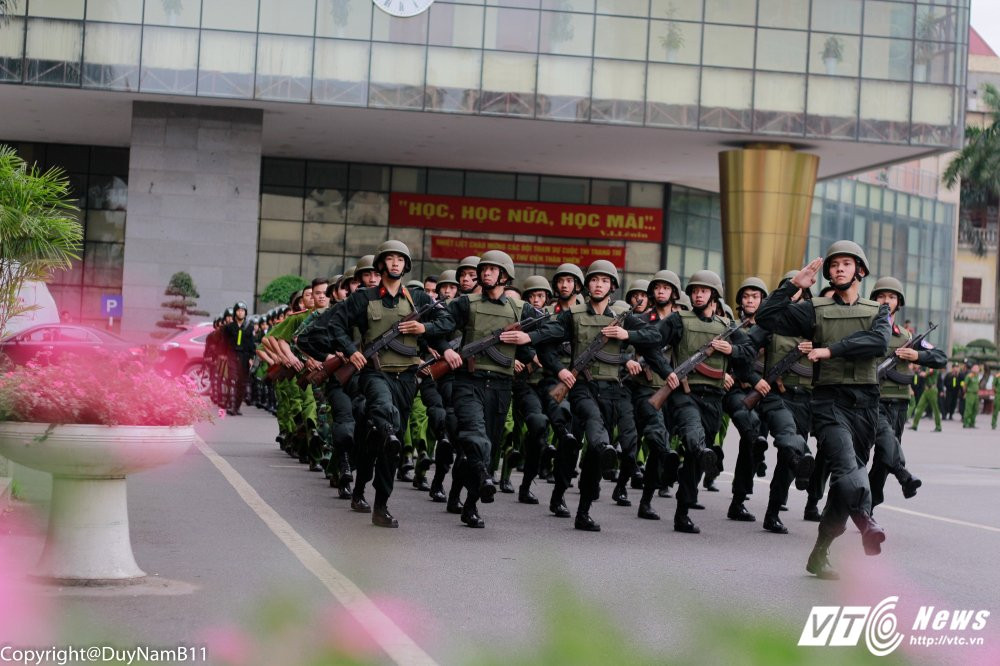 Hinh anh Man treo tuong giai cuu con tim ngoan muc cua sinh vien canh sat 14