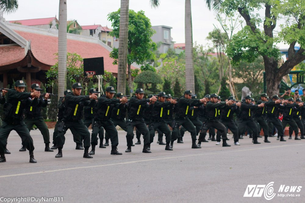 Hinh anh Man treo tuong giai cuu con tim ngoan muc cua sinh vien canh sat 15