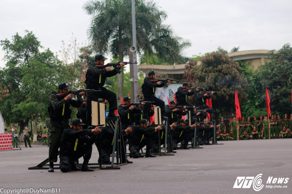 Hinh anh Man treo tuong giai cuu con tim ngoan muc cua sinh vien canh sat 19