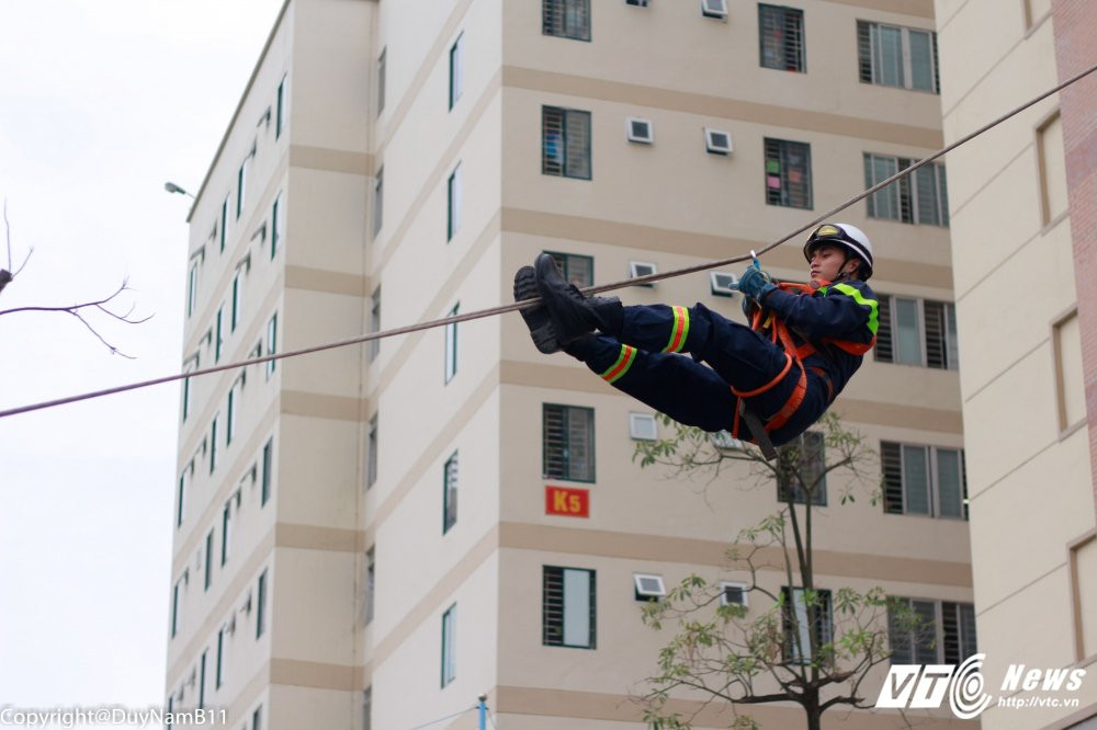 Hinh anh Man treo tuong giai cuu con tim ngoan muc cua sinh vien canh sat 22