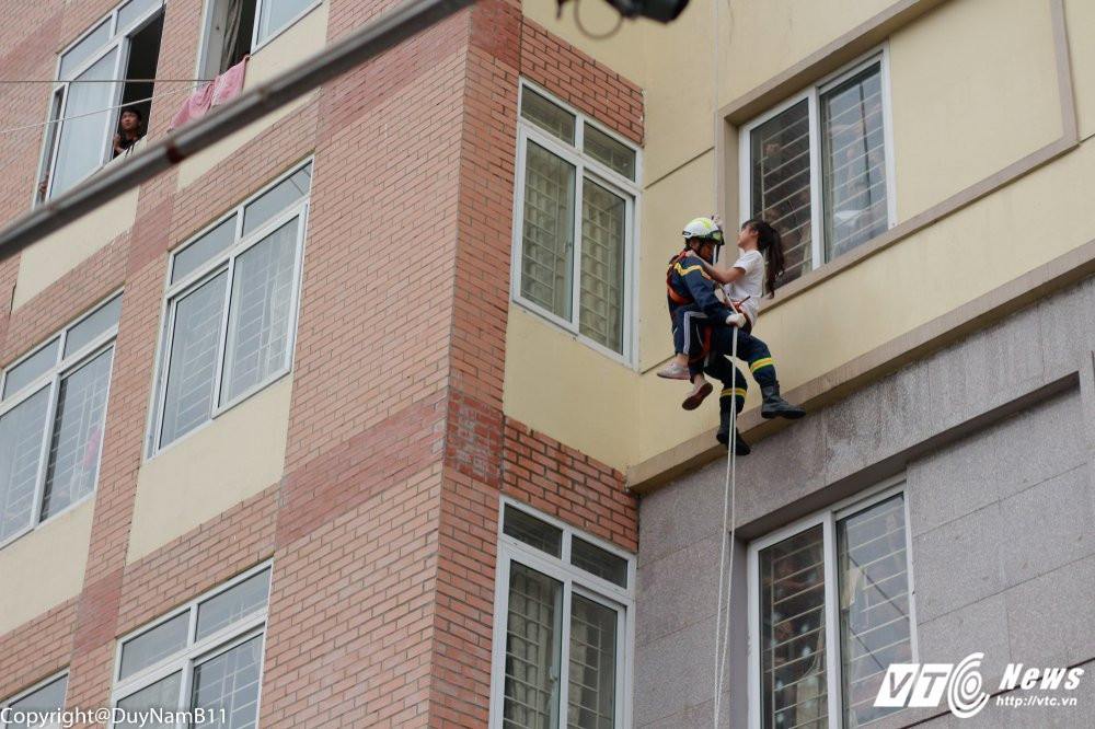 Hinh anh Man treo tuong giai cuu con tim ngoan muc cua sinh vien canh sat 24