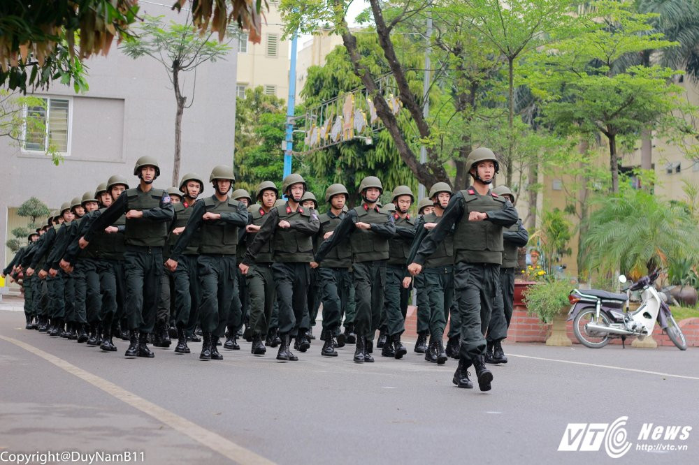 Hinh anh Man treo tuong giai cuu con tim ngoan muc cua sinh vien canh sat 4