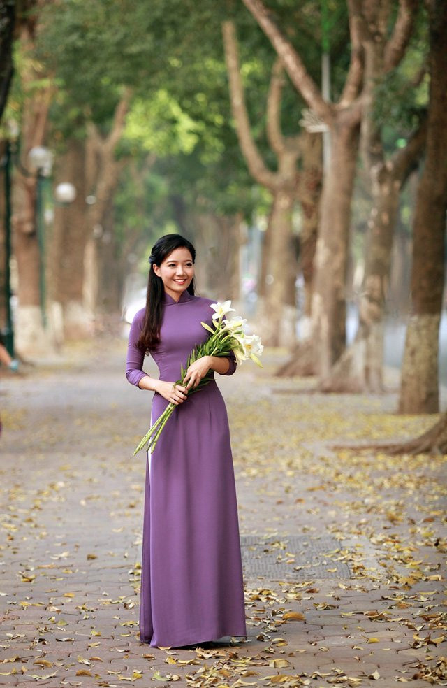 Nhiều người nhận xét, cô giáo Phan Hồng Anh có gương mặt xinh đẹp và thần thái không thua kém gì hoa hậu