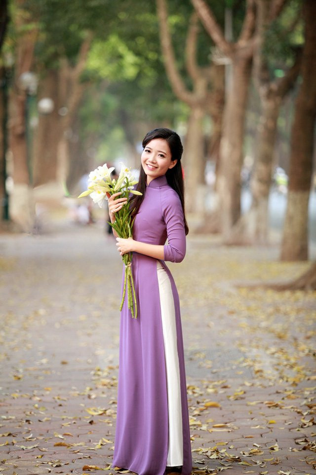 Cô giáo Phan Hồng Anh rất nổi tiếng trên mạng xã hội. Facebook cá nhân của cô giáo tài năng duyên dáng này có hơn 5.000 lượt follow.