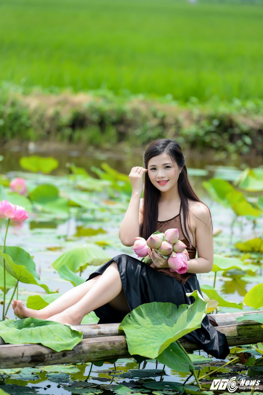 Hinh anh Hot girl Ha thanh dep me hon ben sen dau mua 10