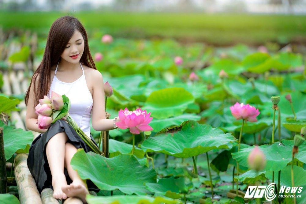 Hinh anh Hot girl Ha thanh dep me hon ben sen dau mua 11