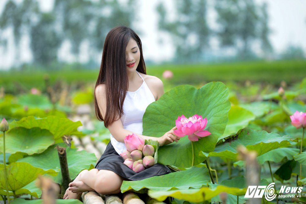 Hinh anh Hot girl Ha thanh dep me hon ben sen dau mua 14