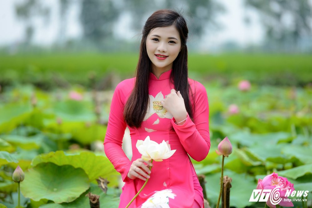 Hinh anh Hot girl Ha thanh dep me hon ben sen dau mua 15