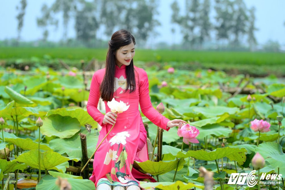 Hinh anh Hot girl Ha thanh dep me hon ben sen dau mua 16