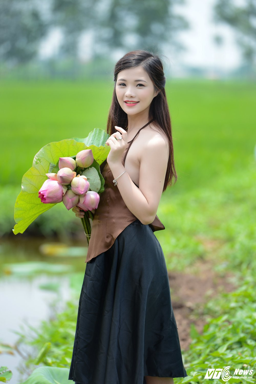 Hinh anh Hot girl Ha thanh dep me hon ben sen dau mua 3