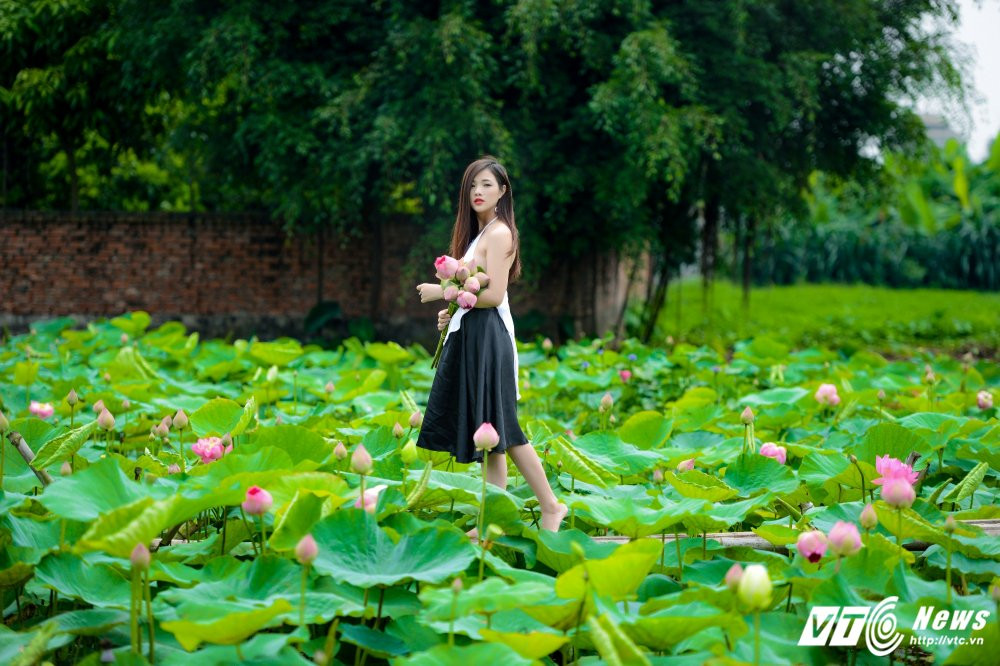 Hinh anh Hot girl Ha thanh dep me hon ben sen dau mua 4