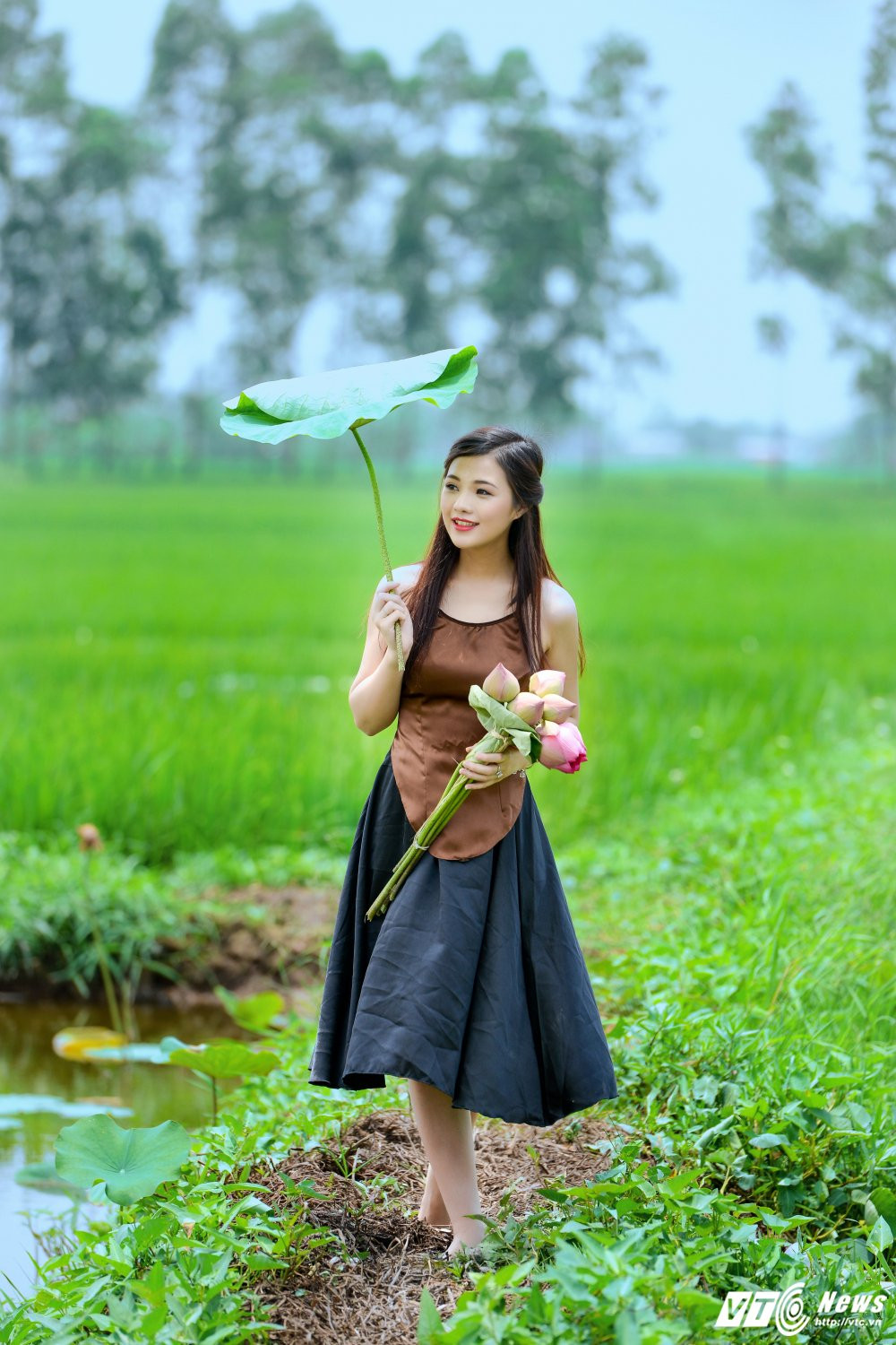 Hinh anh Hot girl Ha thanh dep me hon ben sen dau mua 5