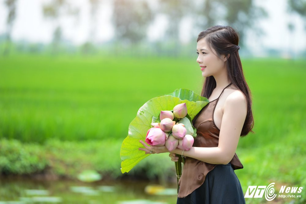 Hinh anh Hot girl Ha thanh dep me hon ben sen dau mua 6