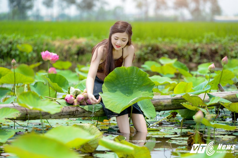 Hinh anh Hot girl Ha thanh dep me hon ben sen dau mua 8