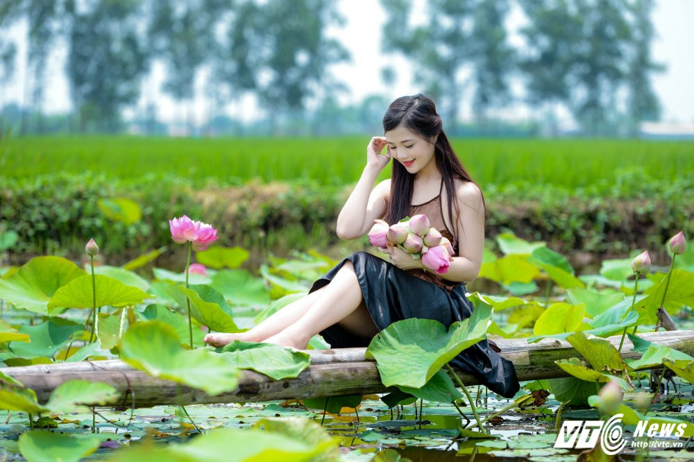 Hinh anh Hot girl Ha thanh dep me hon ben sen dau mua 9