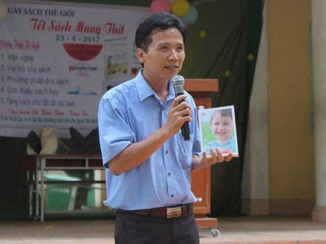 Hinh anh Xuc dong thay giao Vinh Long lan loi xin sach cho hoc tro