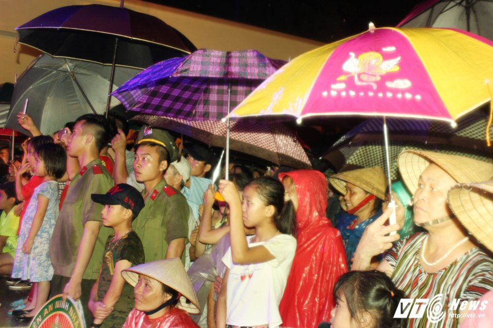 Hinh anh Dang xu ly them nhanh ...Nghe sy Quang Teo “doi mua” dien kich tai ‘Hat cung chien sy canh sat’