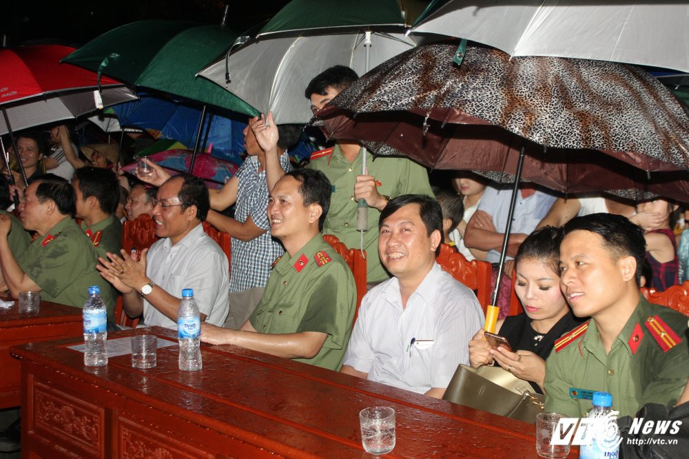 Hinh anh Dang xu ly them nhanh ...Nghe sy Quang Teo “doi mua” dien kich tai ‘Hat cung chien sy canh sat’ 12