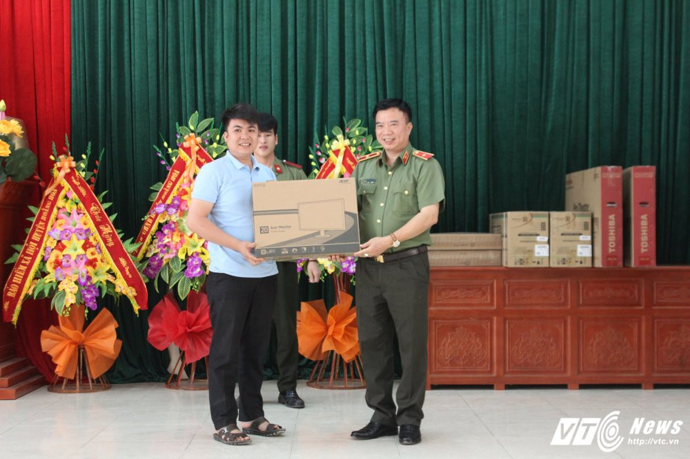 Hinh anh Dang xu ly them nhanh ...Nghe sy Quang Teo “doi mua” dien kich tai ‘Hat cung chien sy canh sat’ 13