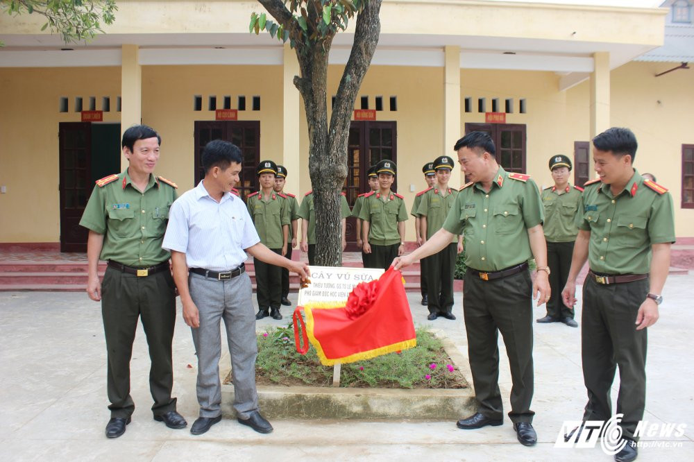 Hinh anh Dang xu ly them nhanh ...Nghe sy Quang Teo “doi mua” dien kich tai ‘Hat cung chien sy canh sat’ 14