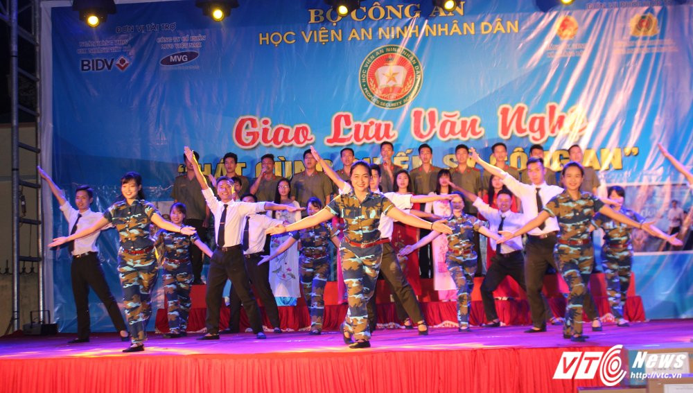 Hinh anh Nghe sy Quang Teo “doi mua” dien kich tai ‘Hat cung chien sy canh sat’ 22