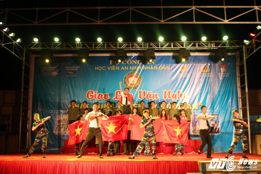 Hinh anh Nghe sy Quang Teo “doi mua” dien kich tai ‘Hat cung chien sy canh sat’ 23