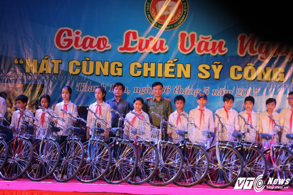 Hinh anh Nghe sy Quang Teo “doi mua” dien kich tai ‘Hat cung chien sy canh sat’ 27