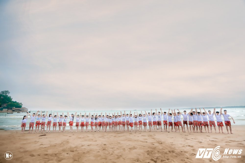 Hinh anh Hoc sinh Thanh Hoa nhuom mau trong bo anh ky yeu tai bien