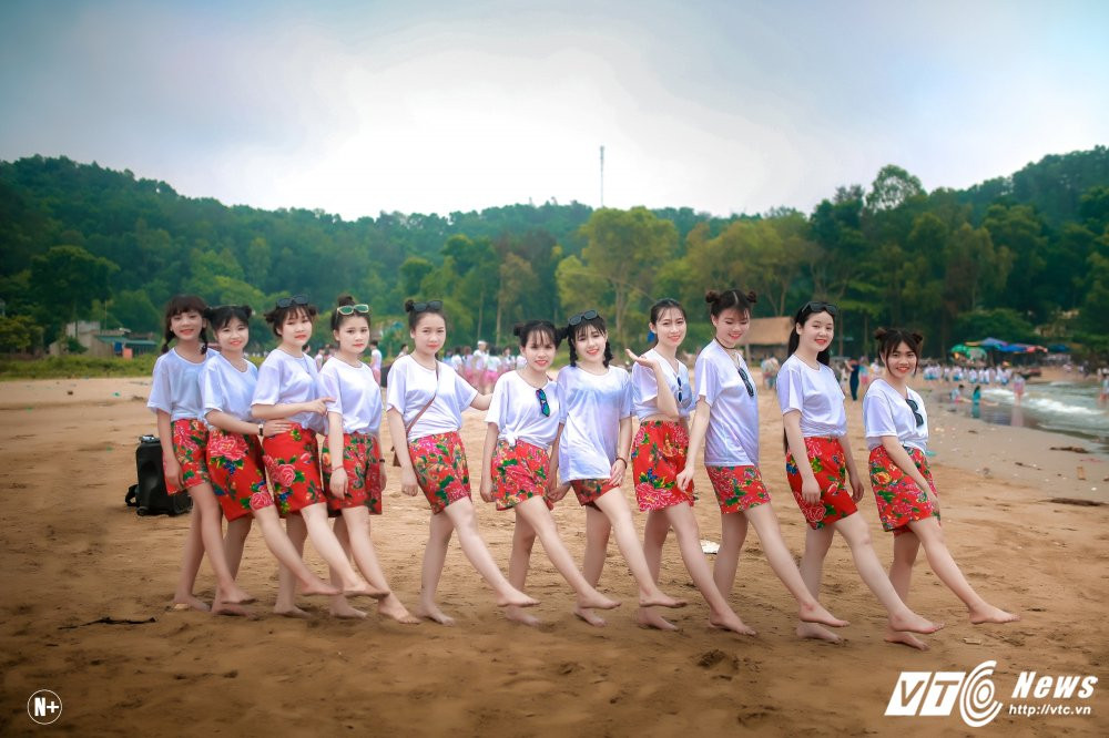 Hinh anh Hoc sinh Thanh Hoa nhuom mau trong bo anh ky yeu tai bien