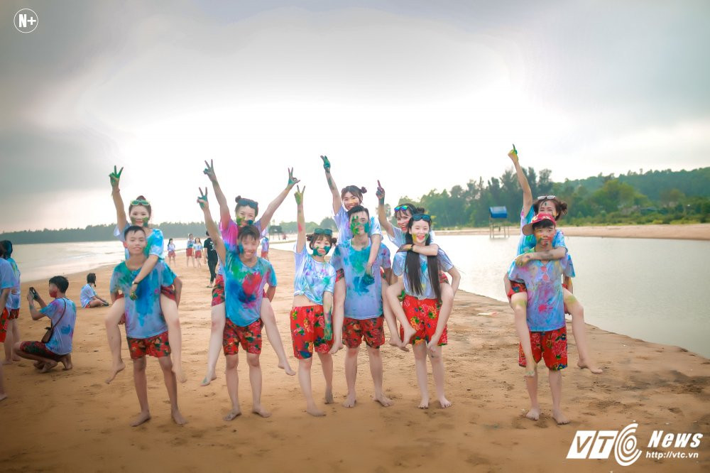 Hinh anh Hoc sinh Thanh Hoa nhuom mau trong bo anh ky yeu tai bien 10