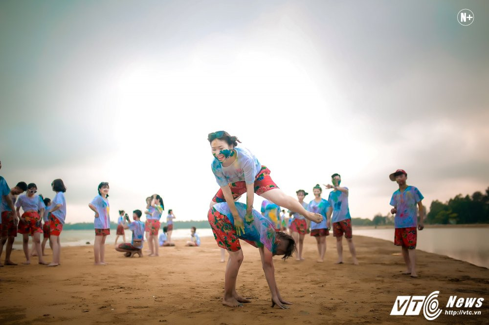 Hinh anh Hoc sinh Thanh Hoa nhuom mau trong bo anh ky yeu tai bien 11