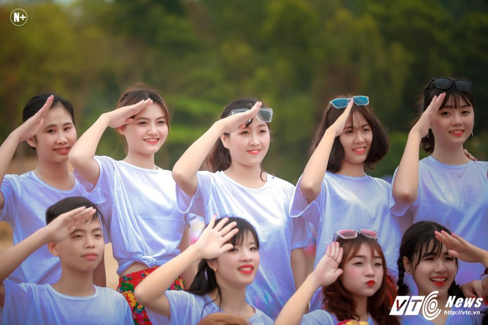 Hinh anh Hoc sinh Thanh Hoa nhuom mau trong bo anh ky yeu tai bien 12