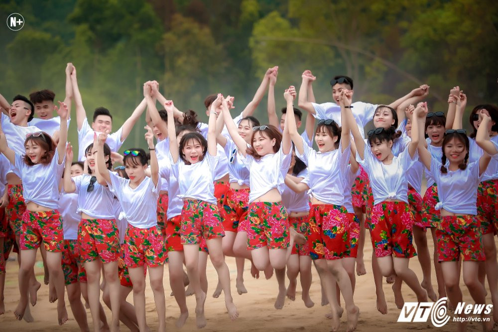 Hinh anh Hoc sinh Thanh Hoa nhuom mau trong bo anh ky yeu tai bien 13