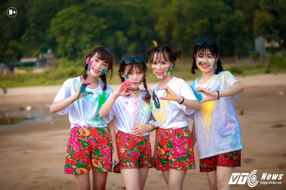 Hinh anh Hoc sinh Thanh Hoa nhuom mau trong bo anh ky yeu tai bien 15