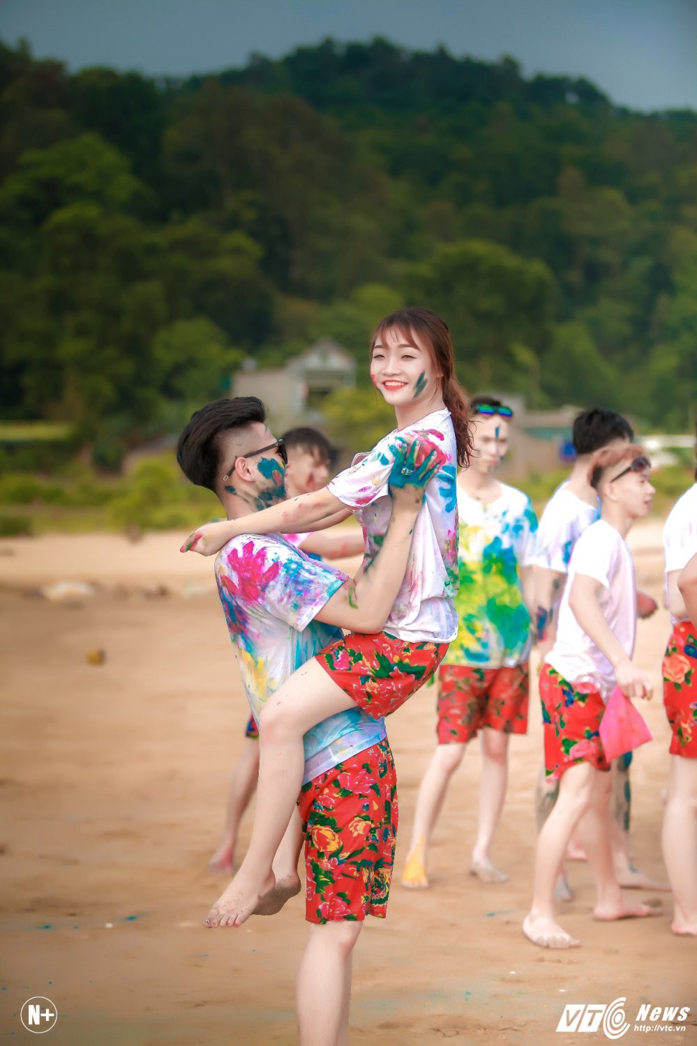 Hinh anh Hoc sinh Thanh Hoa nhuom mau trong bo anh ky yeu tai bien 16